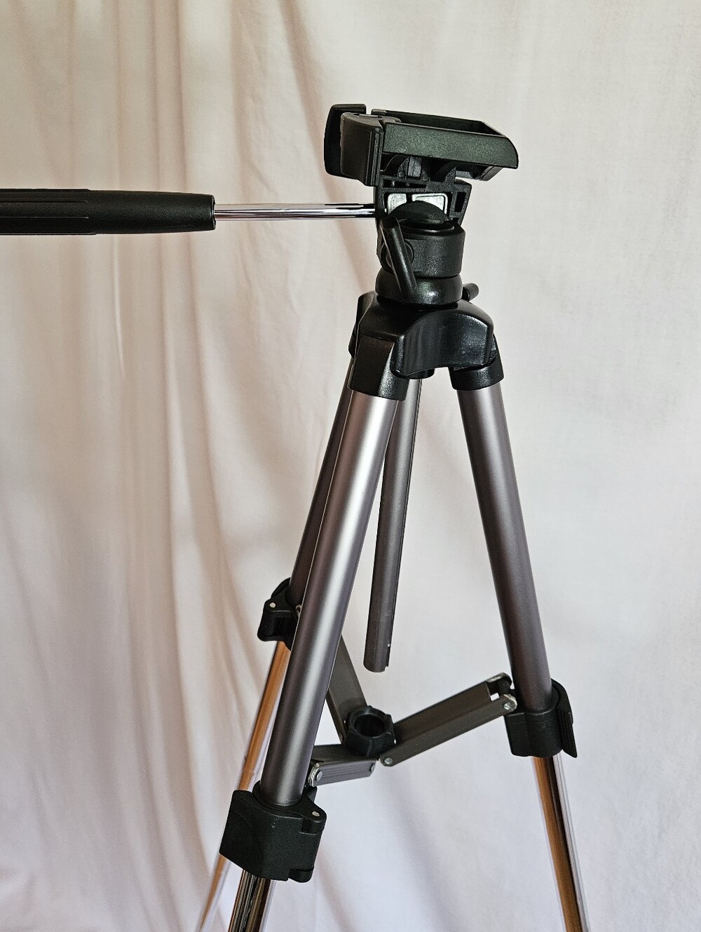 Vanguard New Tourist 5 Camera Tripod With Case -- Compact Photo & Video Stand